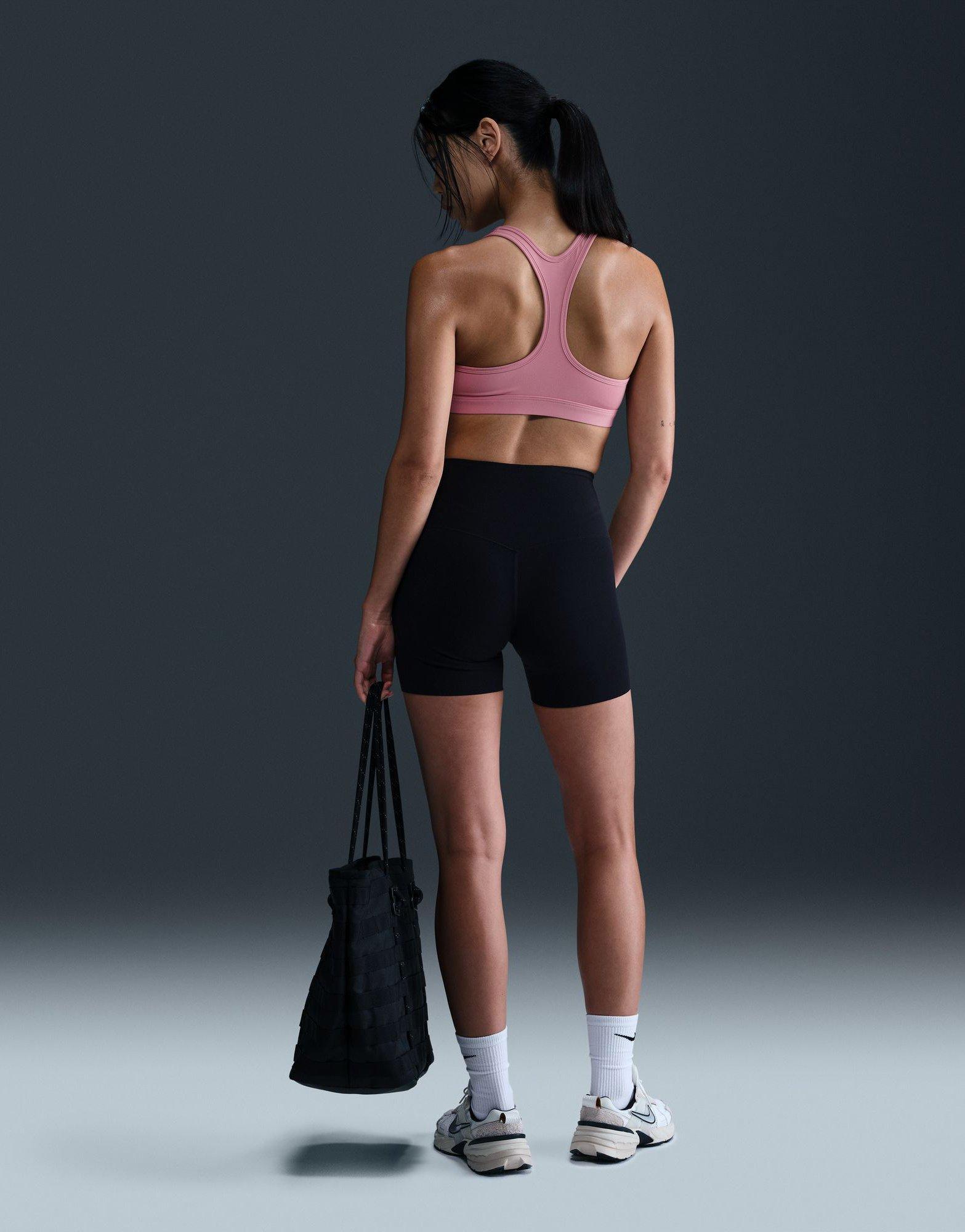 טופ ספורט דריי פיט Swoosh | נשים