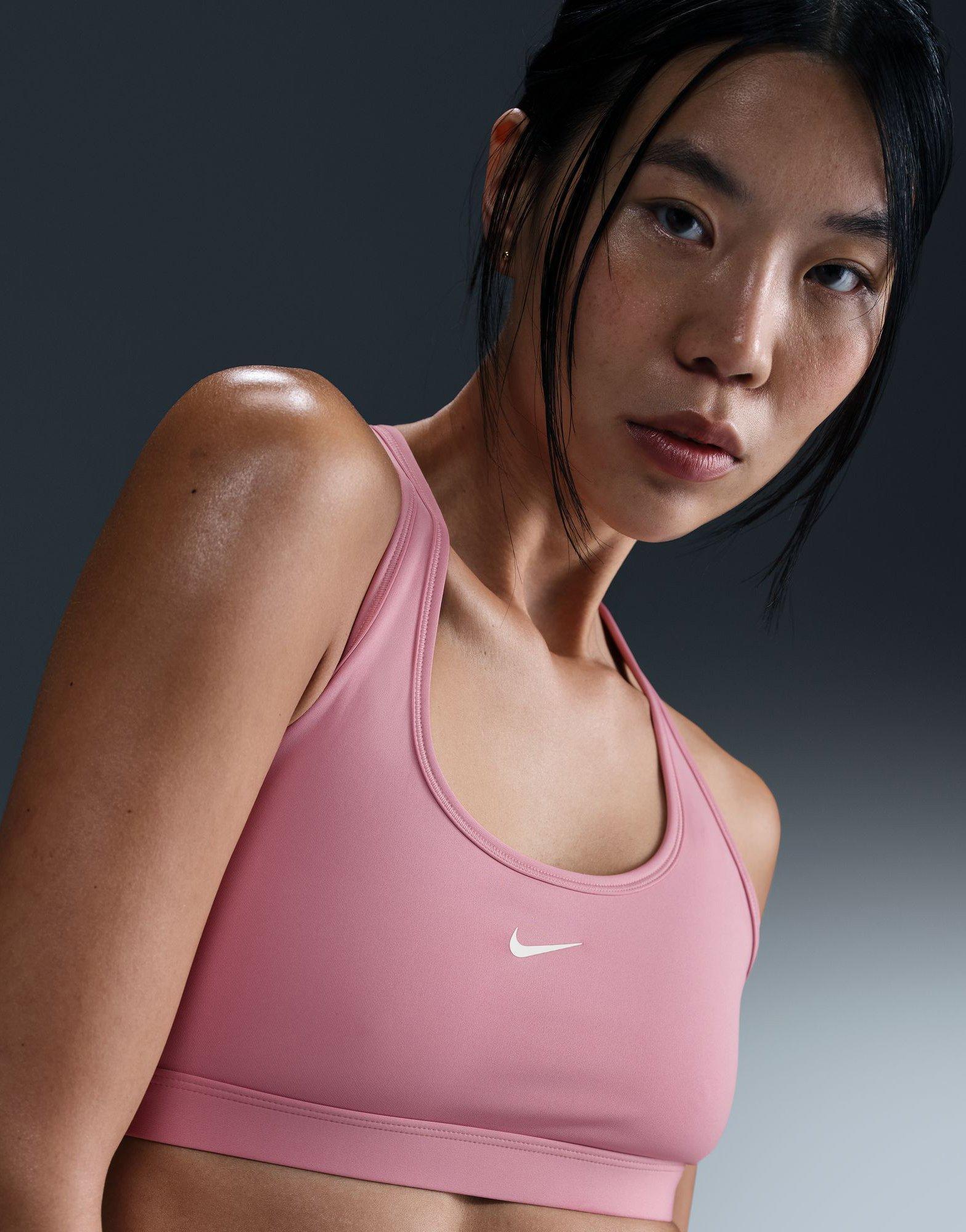 טופ ספורט דריי פיט Swoosh | נשים