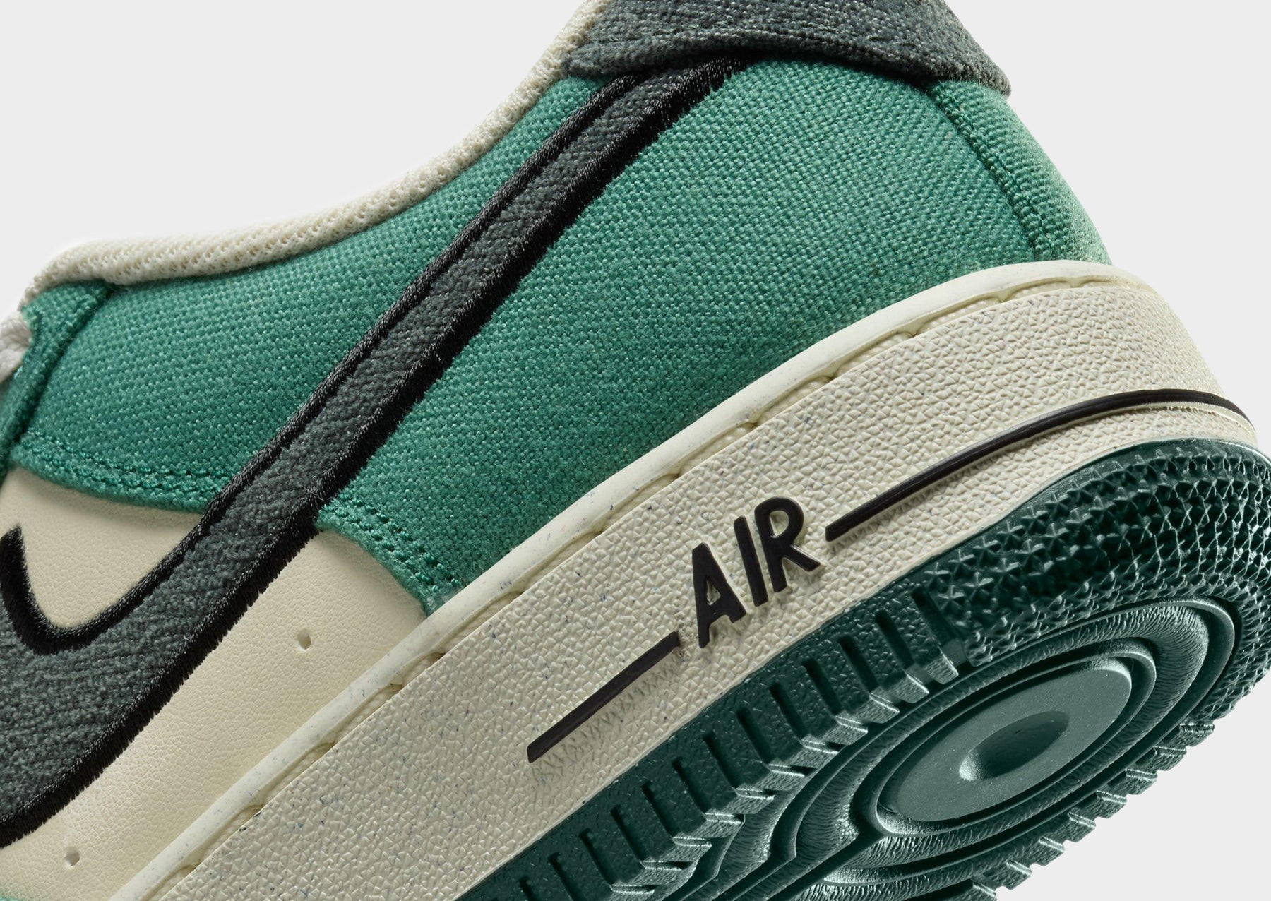 סניקרס Air Force 1 LV8 | ג'וניורס