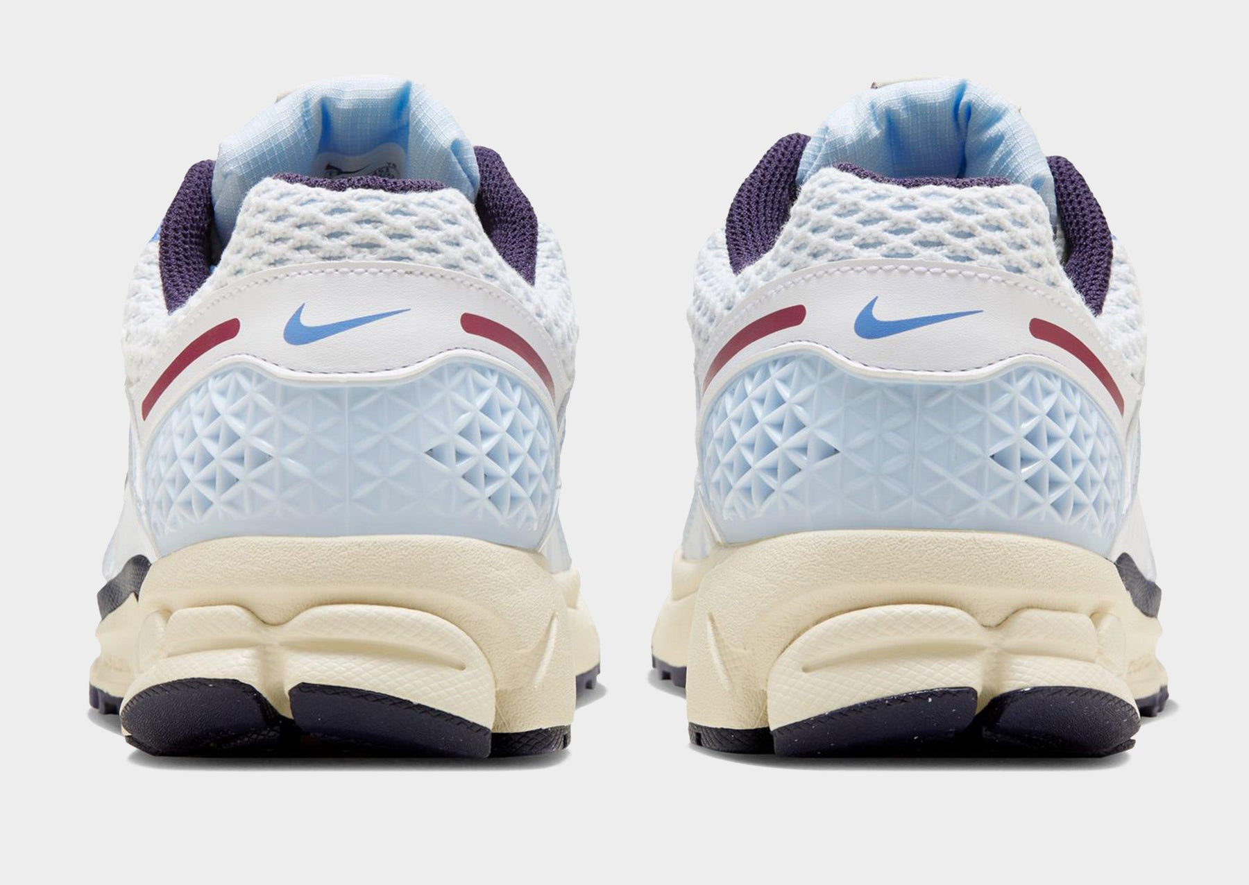 סניקרס Air Zoom Vomero 5 | נשים