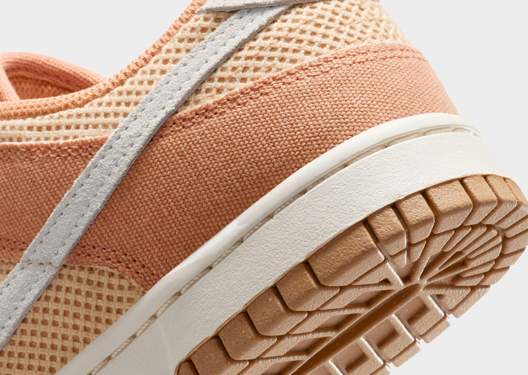 סניקרס Dunk Low SE Next Nature Amber Brown | נשים