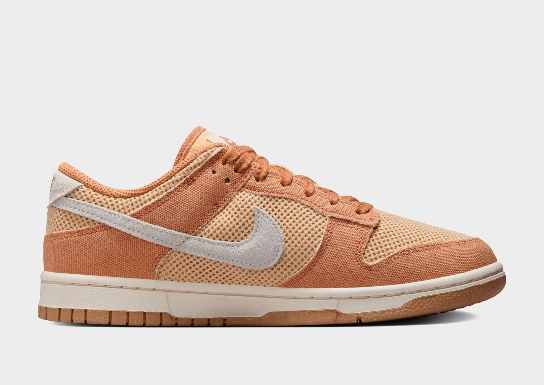 סניקרס Dunk Low SE Next Nature Amber Brown | נשים
