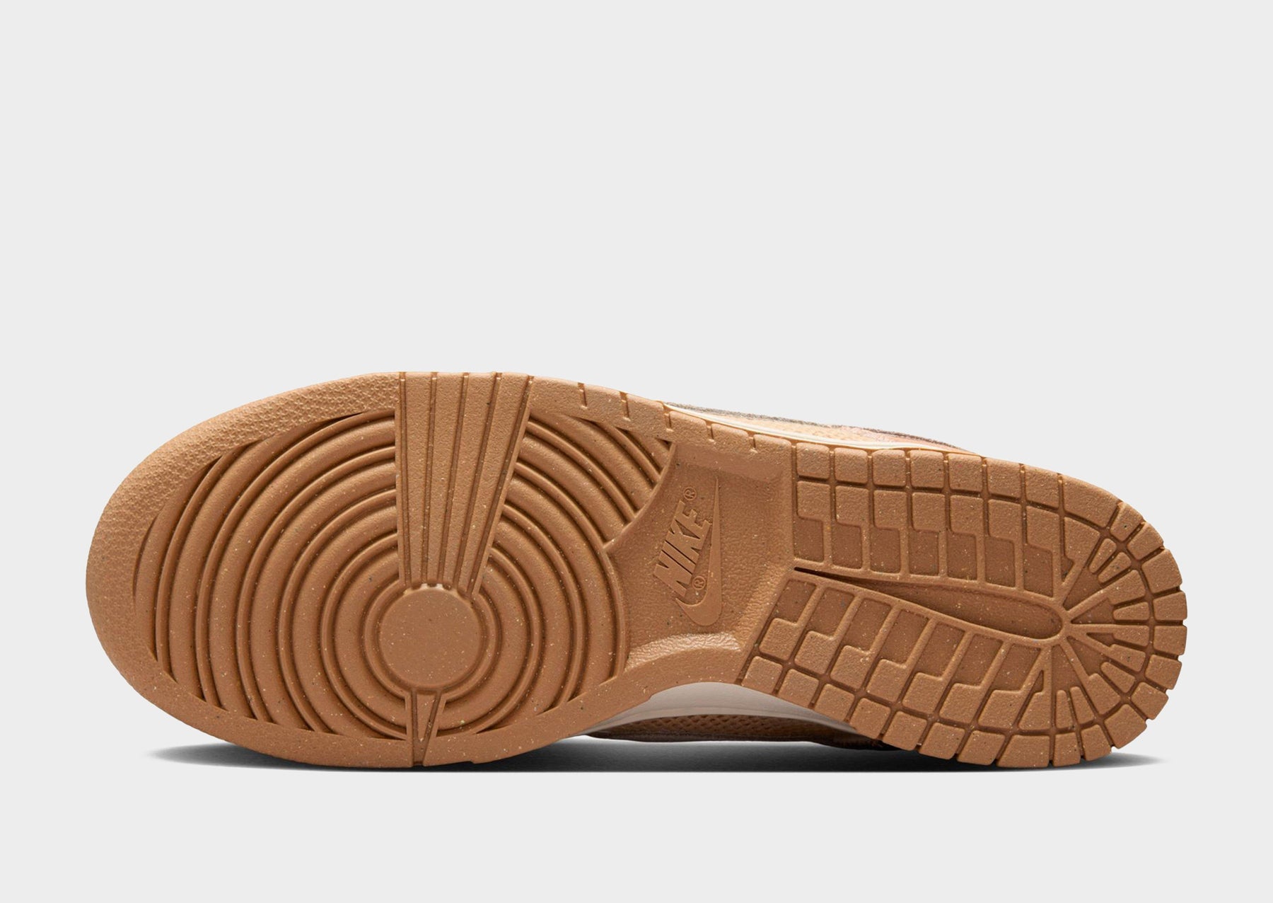 סניקרס Dunk Low SE Next Nature Amber Brown | נשים