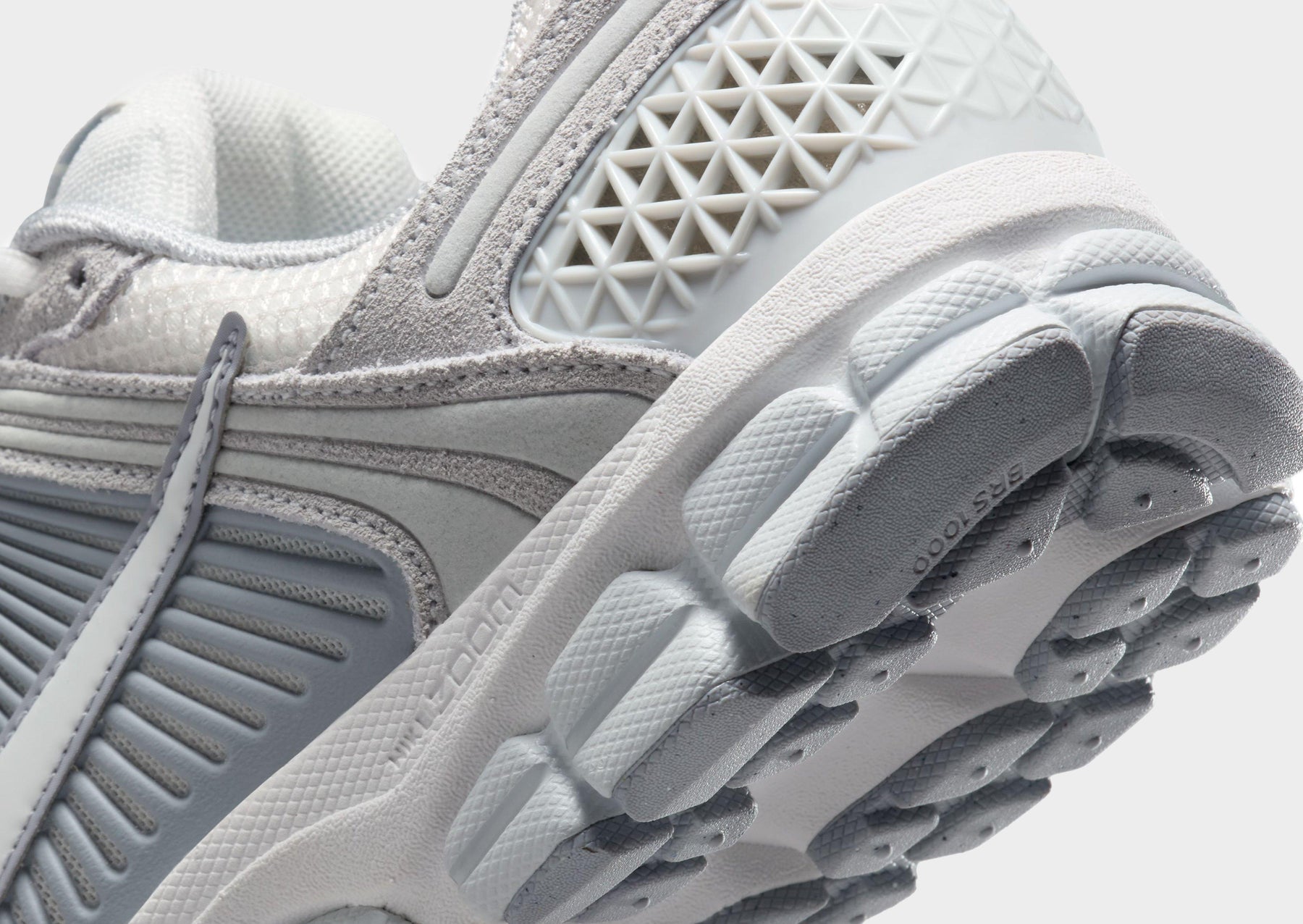 סניקרס Air Zoom Vomero 5 | נשים