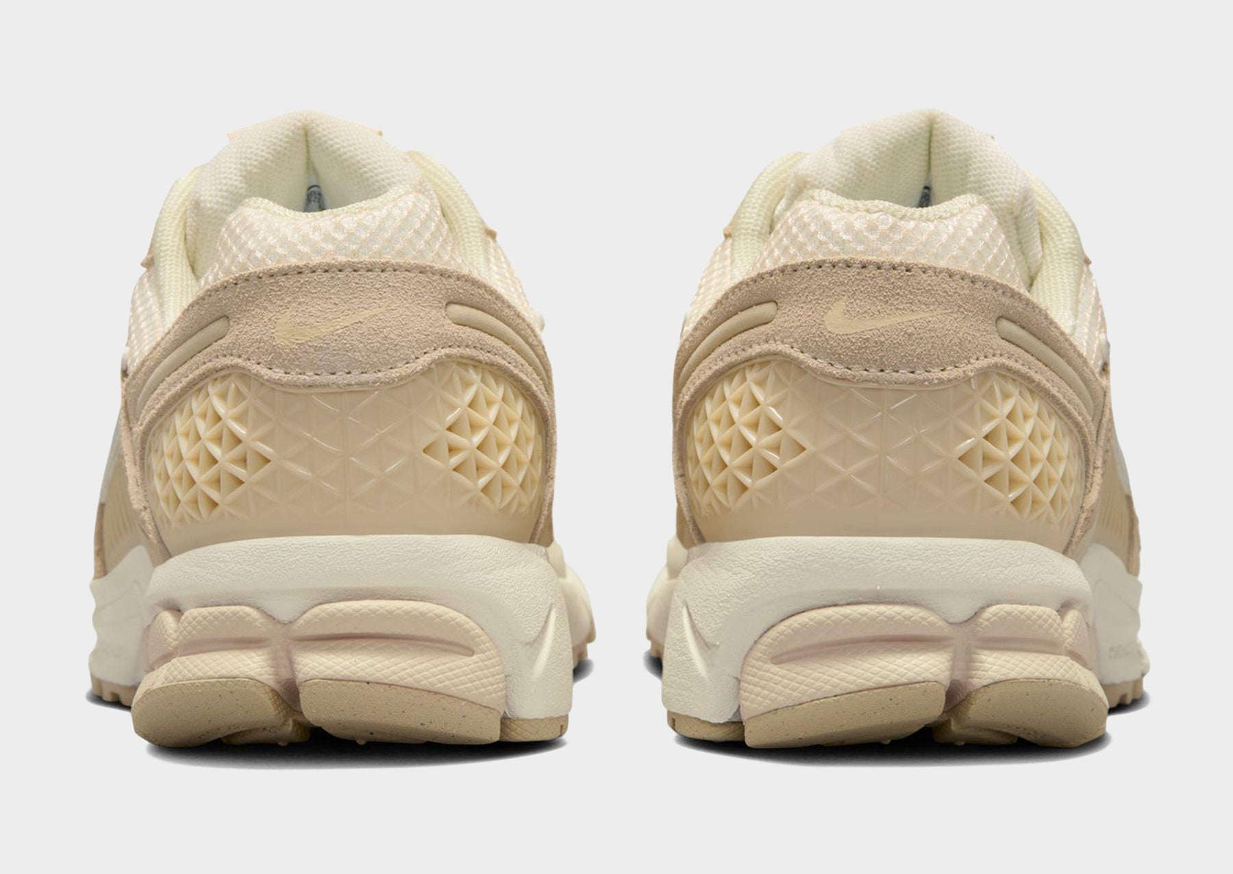 סניקרס Air Zoom Vomero 5 | נשים