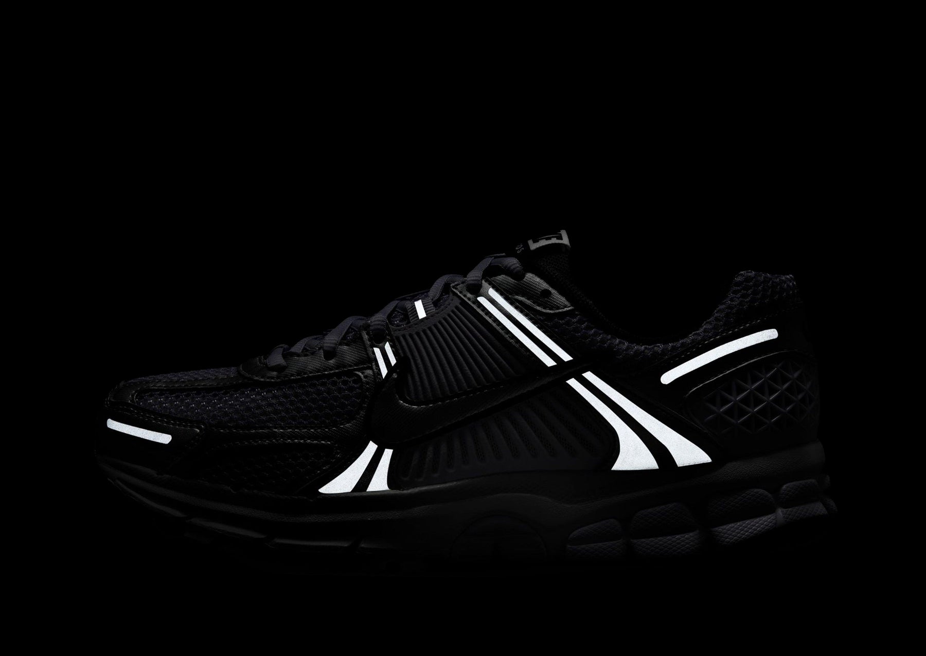 סניקרס Air Zoom Vomero 5 | נשים