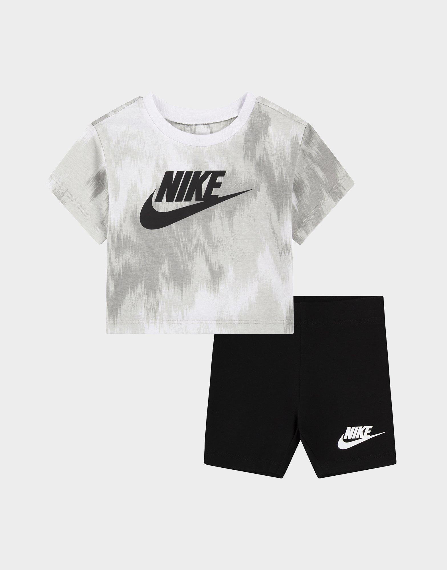 סט מכנסיים קצרים וטי שירט Swoosh | ילדים