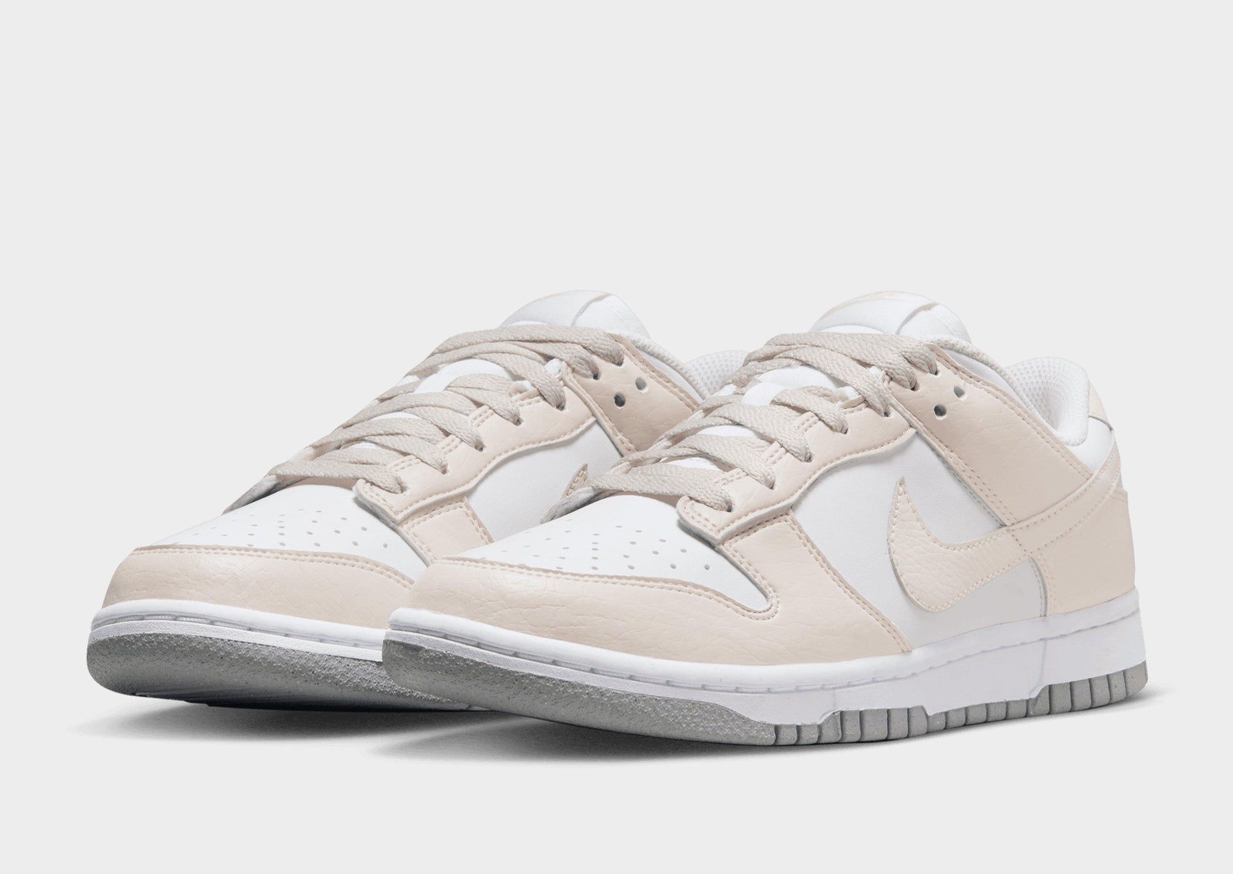 סניקרס Dunk Low Next Nature White Light Orewood | נשים