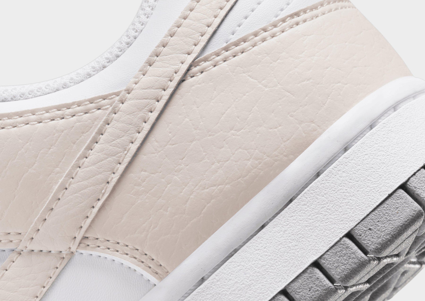 סניקרס Dunk Low Next Nature White Light Orewood | נשים