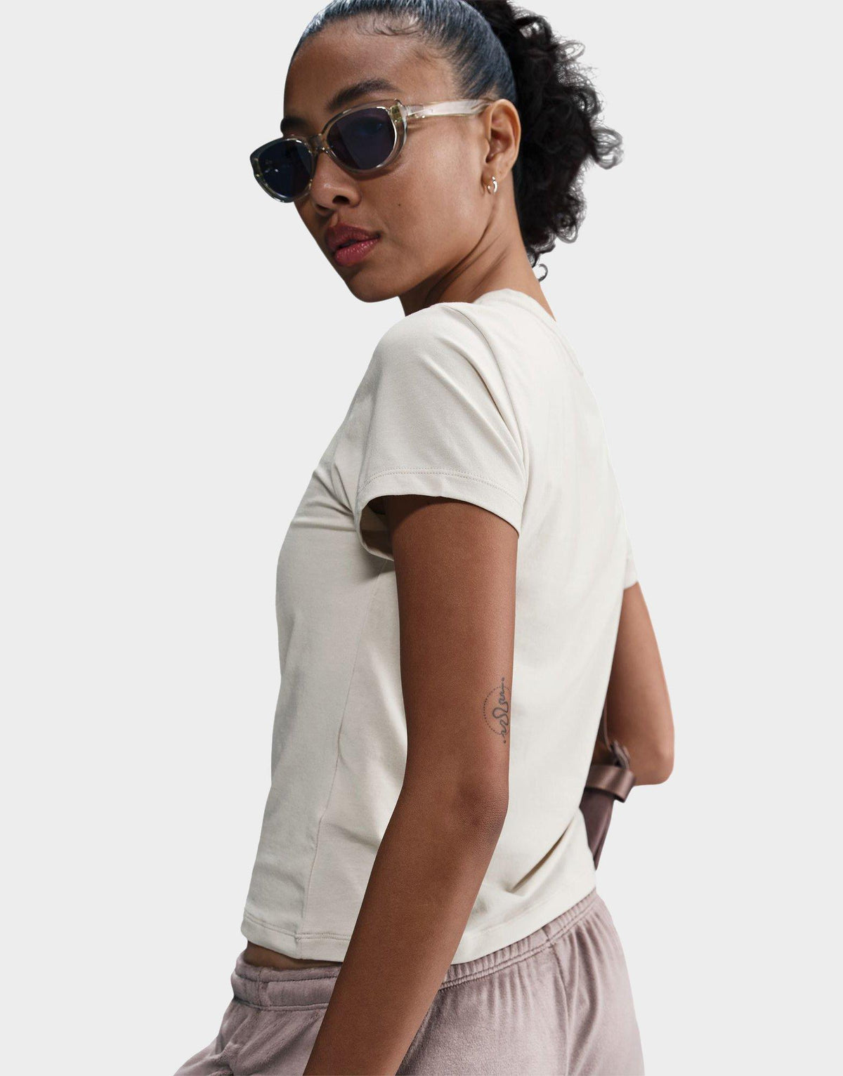 טי שירט Essential Sportswear Chill Knit | נשים