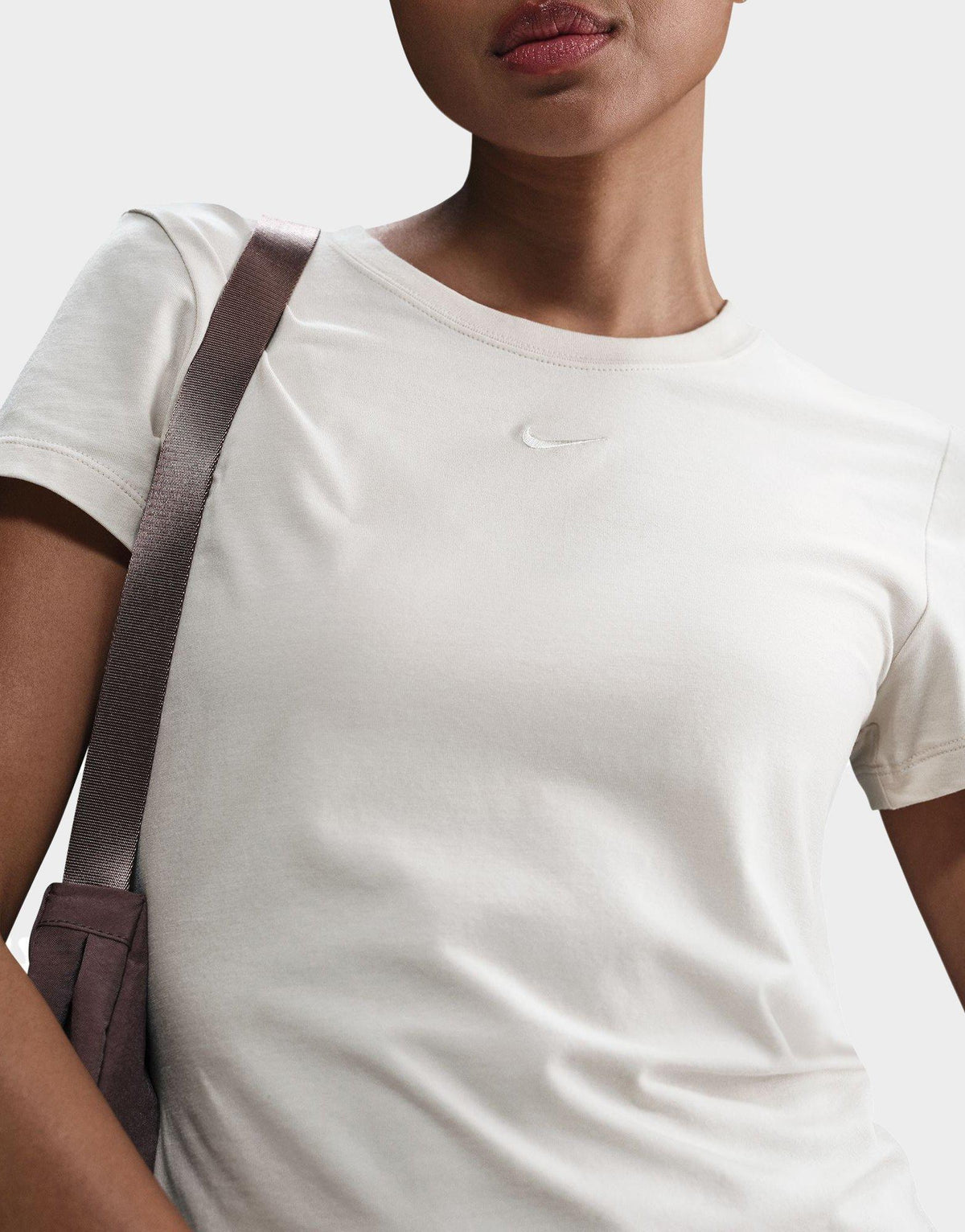 טי שירט Essential Sportswear Chill Knit | נשים