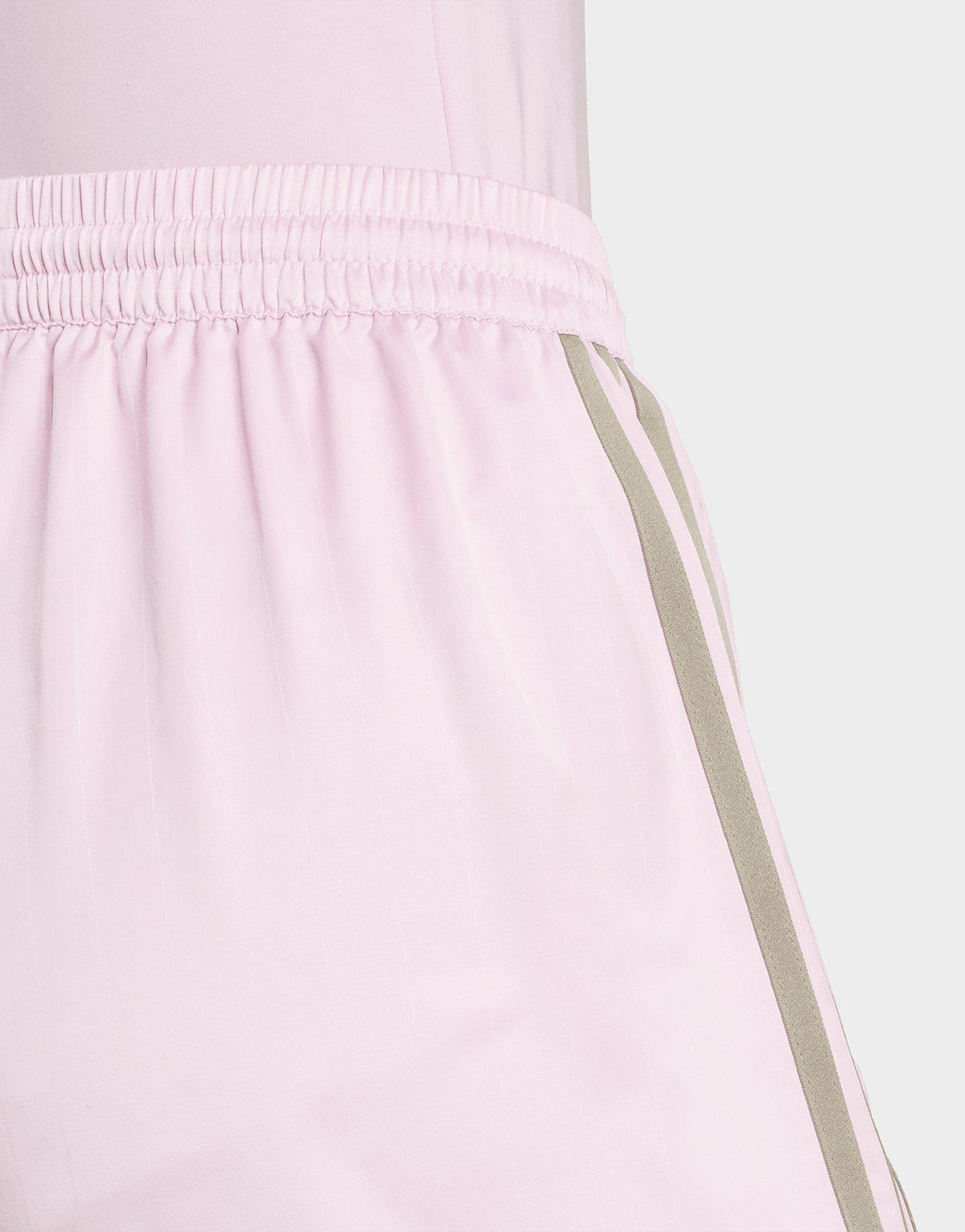 מכנסיים קצרים Pinstripe Satin | נשים