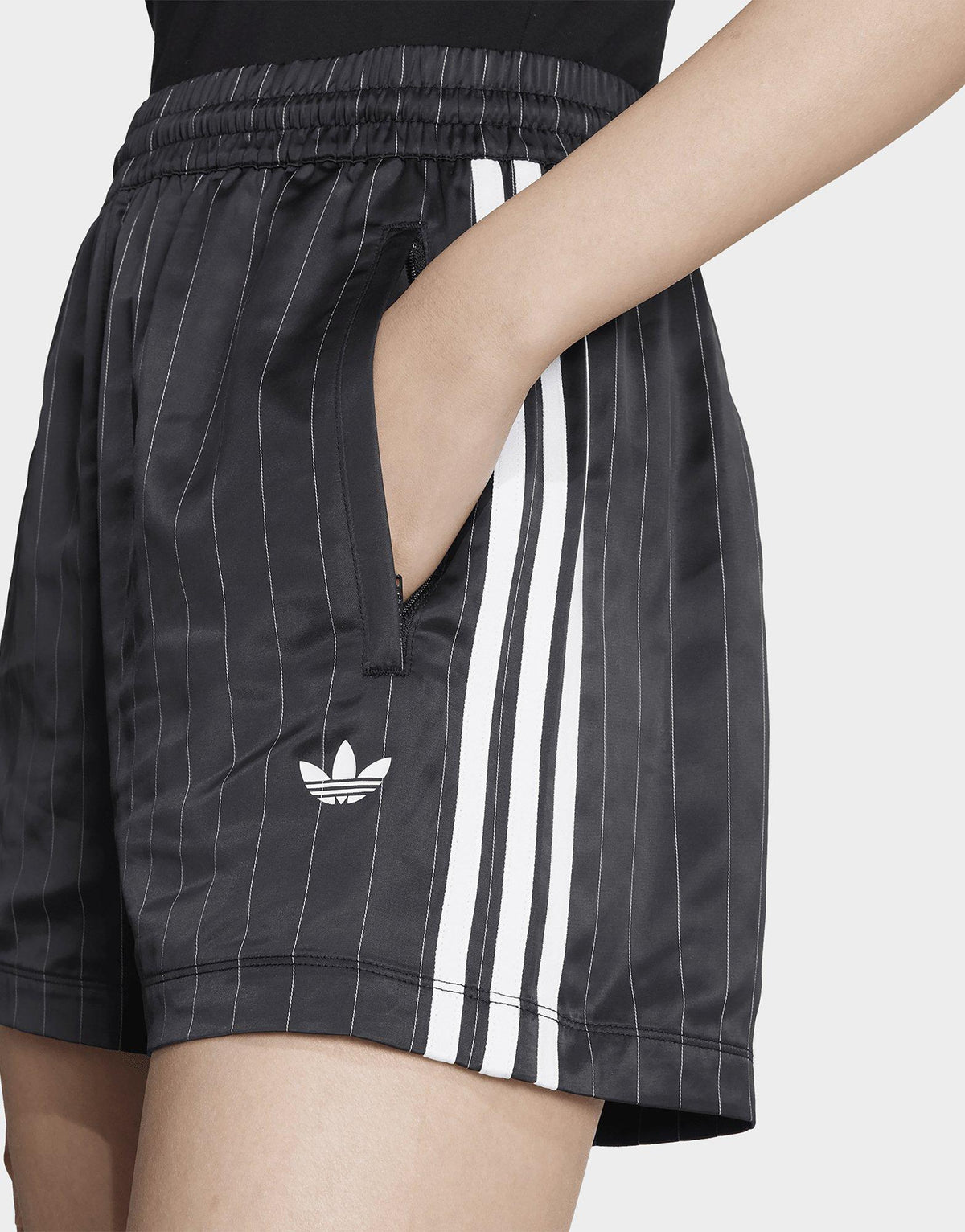 מכנסיים קצרים Pinstripe Satin | נשים