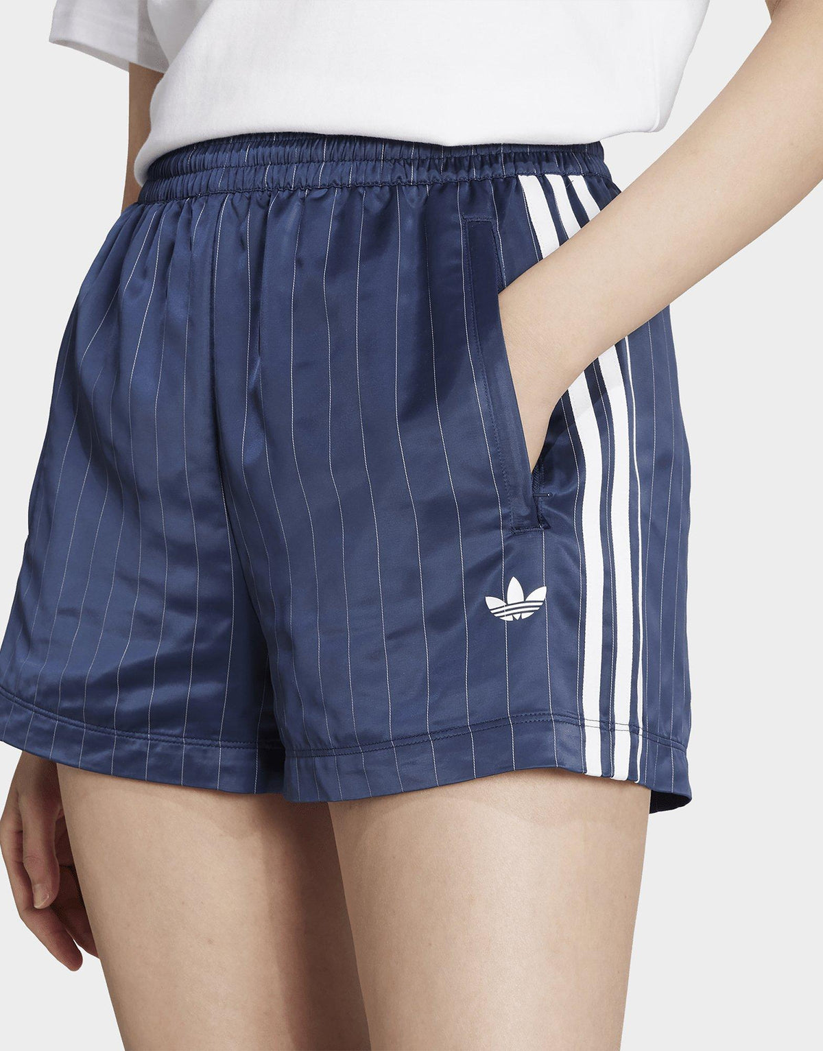 מכנסיים קצרים Pinstripe Satin | נשים